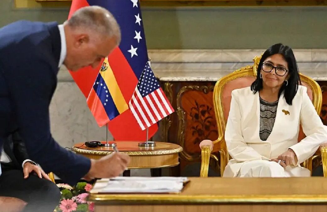 Delcy Rodríguez y una bandera de Estados Unidos en la nota sobre el reclamo del Consejo Superior de la Democracia Cristiana por elecciones inmediatas en Venezuela