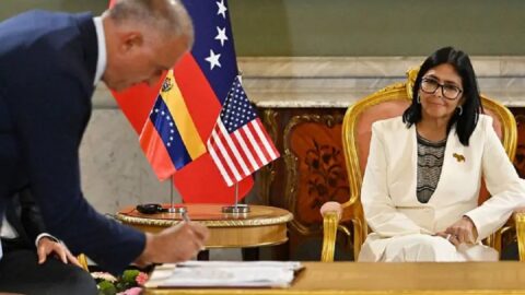 Delcy Rodríguez y una bandera de Estados Unidos en la nota sobre el reclamo del Consejo Superior de la Democracia Cristiana por elecciones inmediatas en Venezuela