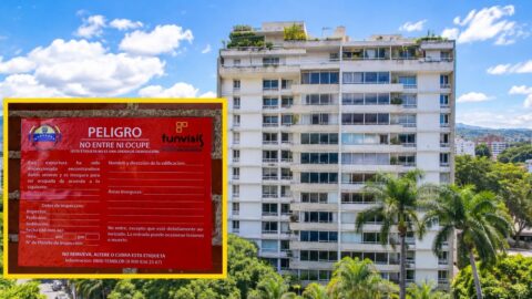 Etiqueta roja de Funvisis en el edificio Parque San Felipe A de La Castellana, Chacao, declarado inseguro tras el doble terremoto del 24 de junio