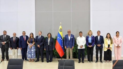 Mesa de negociación entre el oficialismo y la Asamblea Nacional de 2015 donde se exige anular los juicios sin defensa