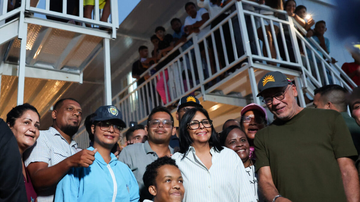 • Delcy Rodríguez, Jorge Rodríguez y la ministra Paola Posani inspeccionan las unidades habitacionales de 36 metros cuadrados de Ciudad Caribia, destinadas a familias que vivían en carpas tras el doble terremoto del 24 de junio.