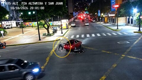 Cámaras municipales de Chacao registraron el sábado 18 de octubre el choque entre un carro que hizo un giro prohibido y un motorizado en la avenida Francisco de Miranda con San Juan Bosco.