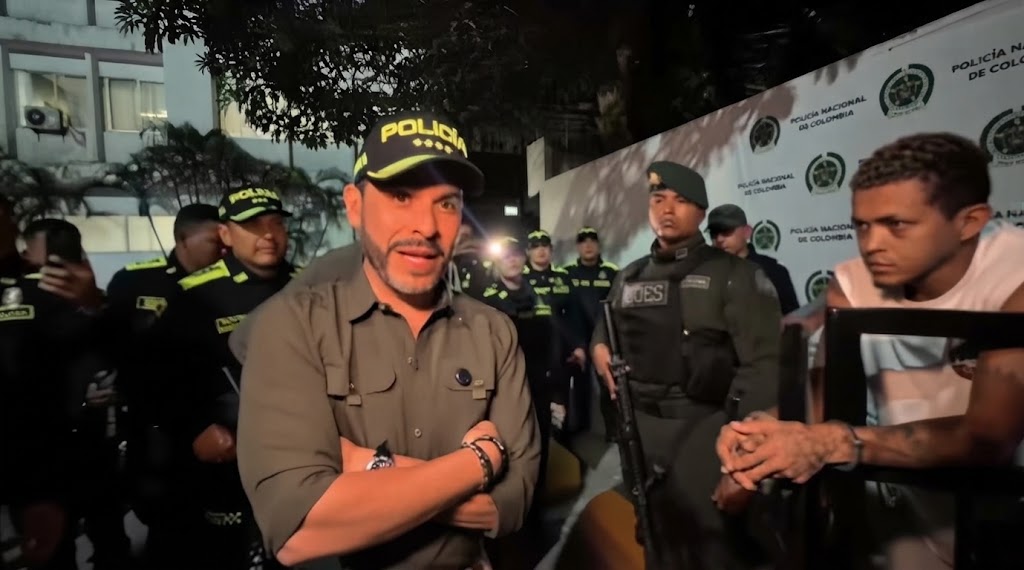 • Abelardo de la Espriella confronta a un detenido durante la Operación Blindaje 360 en Barranquilla
