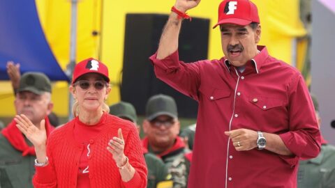 icolás Maduro y Cilia Flores saludan desde una tarima durante un acto oficial