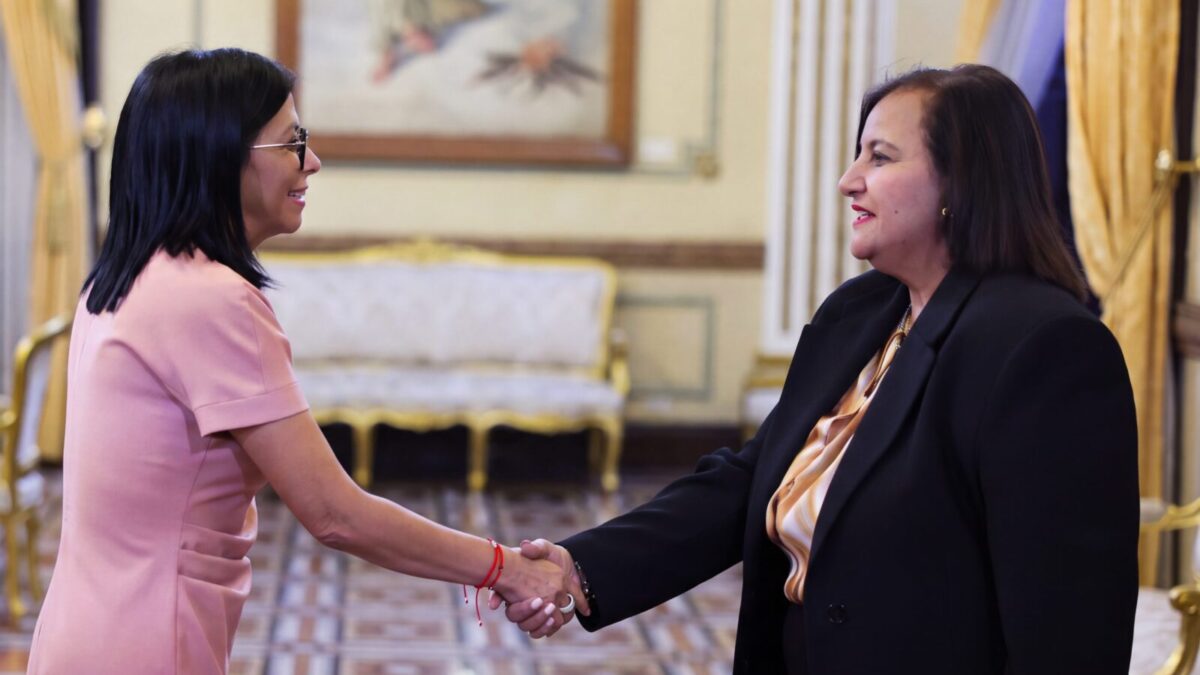 • Delcy Rodríguez estrecha la mano de Dinorah Figuera en Miraflores junto a Jorge Rodríguez
