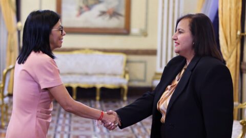• Delcy Rodríguez estrecha la mano de Dinorah Figuera en Miraflores junto a Jorge Rodríguez