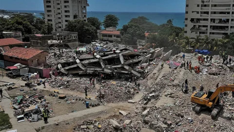 Edificio residencial afectado por el terremoto en La Guaira con etiqueta de demolición