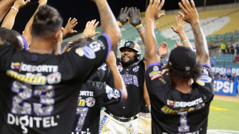 Moisés Gómez, de Bravos de Margarita, celebra el grand slam ante Tiburones de La Guaira en el estadio Nueva Esparta