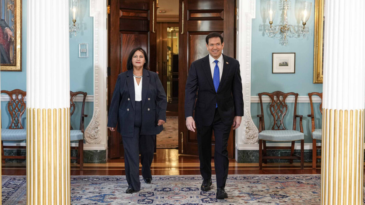 l secretario de Estado de Estados Unidos, Marco Rubio, junto a Dinorah Figuera, presidenta de la Asamblea Nacional electa en 2015, en la Sala de Tratados del Departamento de Estado en Washington