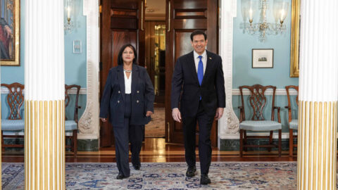 l secretario de Estado de Estados Unidos, Marco Rubio, junto a Dinorah Figuera, presidenta de la Asamblea Nacional electa en 2015, en la Sala de Tratados del Departamento de Estado en Washington