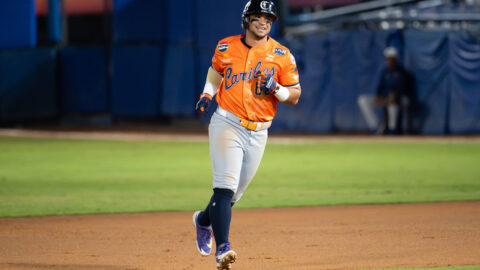 Carlos Mendoza Jr. batea por Caribes de Anzoátegui ante Tiburones de La Guaira en el Estadio Universitario