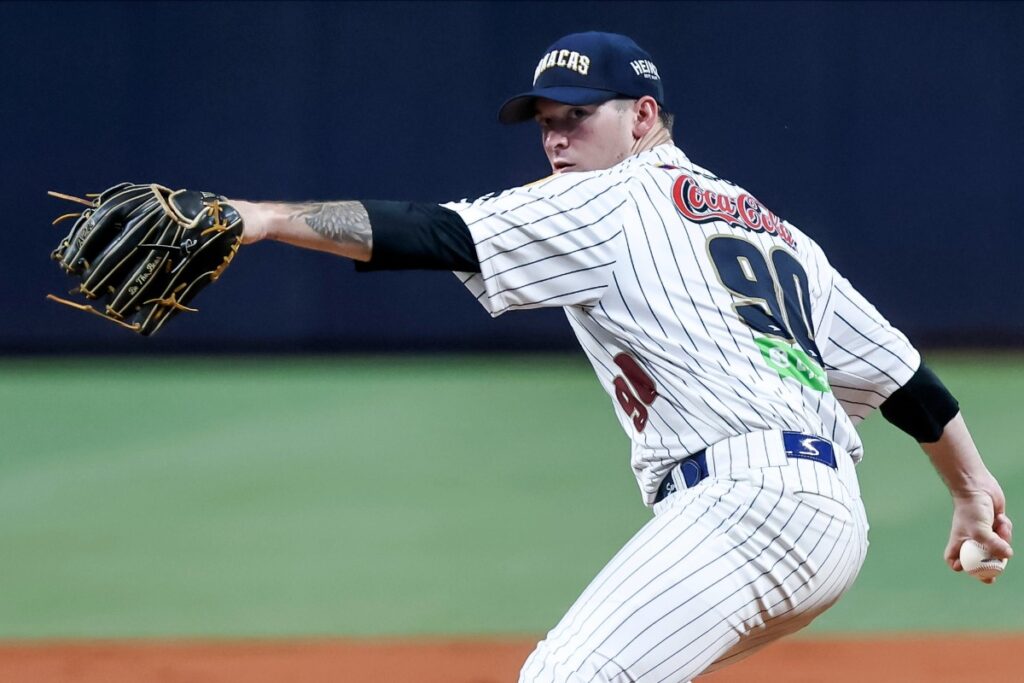 Nic Swanson, abridor de Leones del Caracas, en el triunfo 10-1 sobre Navegantes del Magallanes el 24 de octubre de 2026 en el Estadio Monumental Simón Bolívar.