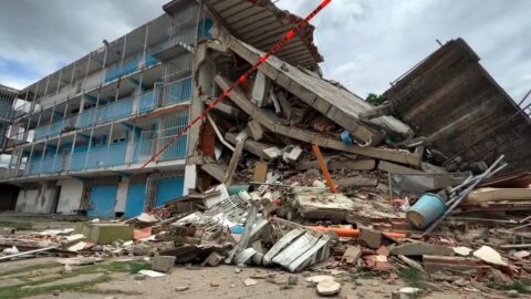 Bloques 7 y 8 de Oropeza Castillo, en Guarenas, dañados por el terremoto del 24 de junio, donde comenzó la demolición