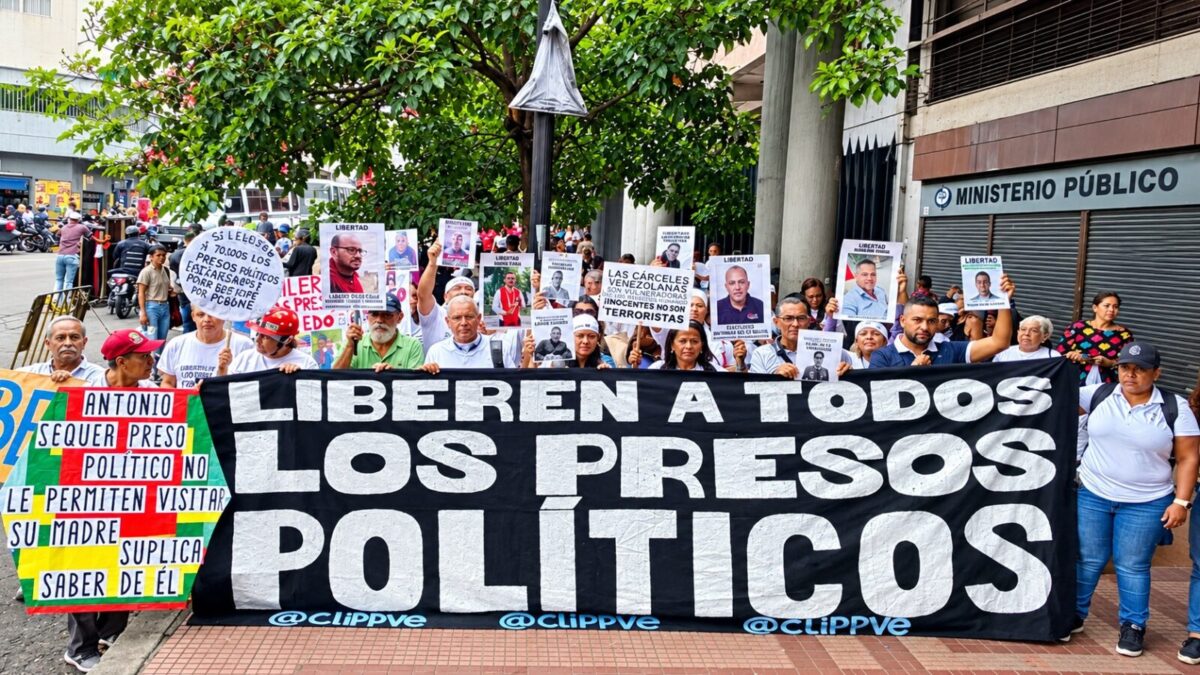 Expresos políticos entregan ley de reparación a Dinorah Figuera