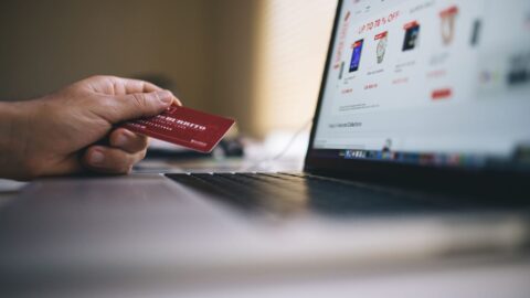 Imagen referencial de una aplicación bancaria móvil para la nota sobre agentes de inteligencia artificial en cuentas de clientes de bancos de Estados Unidos.