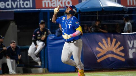 Alexander Palma, de Tiburones de La Guaira, tras su jonrón ante Magallanes en Valencia