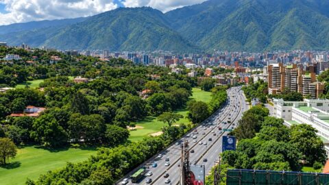 • Cuadrilla de Envial rehabilita de noche la capa asfáltica de la autopista Prados del Este en Caracas