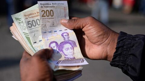 Billetes de bolívares venezolanos, moneda que superó las 1.000 unidades por dólar en el mercado paralelo