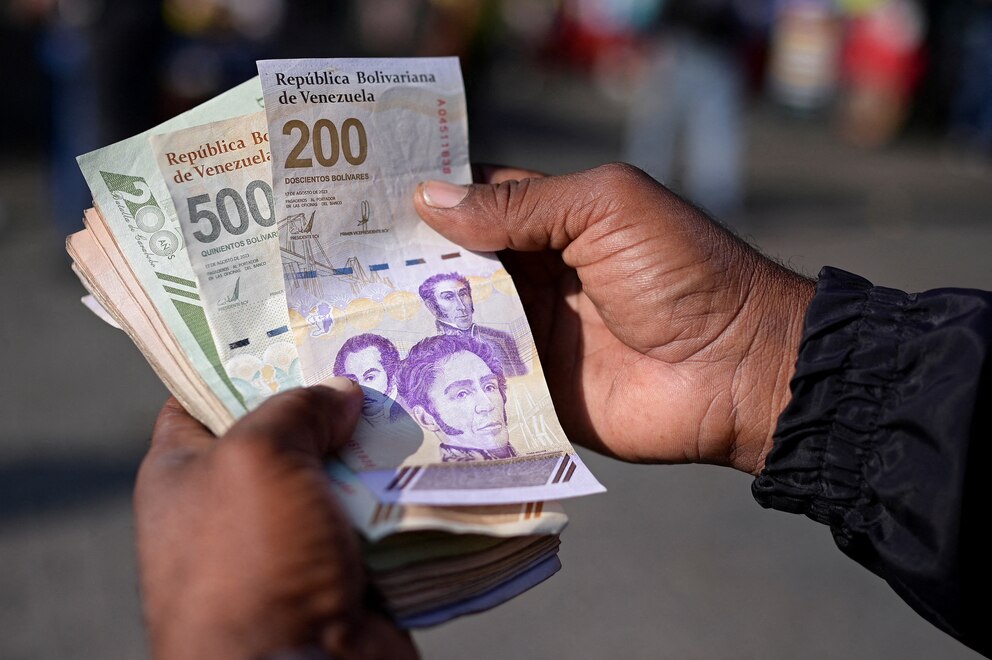 Billetes de bolívares venezolanos, moneda que superó las 1.000 unidades por dólar en el mercado paralelo
