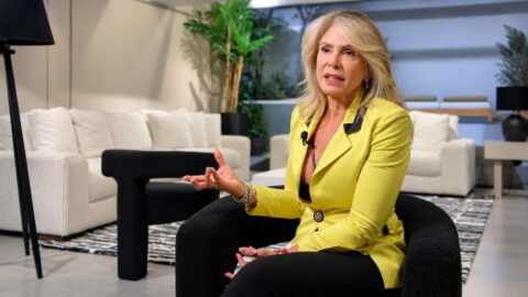 Carolina Perpetuo, con chaqueta amarilla, habla sentada durante su entrevista con Luis Olavarrieta