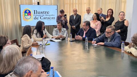 Dinorah Figuera y Juan Miguel Matheus en la reunión con el Colegio de Abogados, el 17 de octubre.
