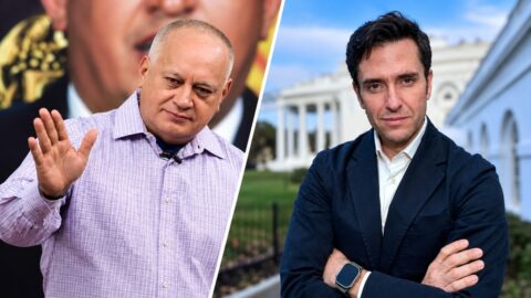 Diosdado Cabello con la mano en alto y David Alandete frente a la Casa Blanca, en el cruce por los vuelos a Turquía