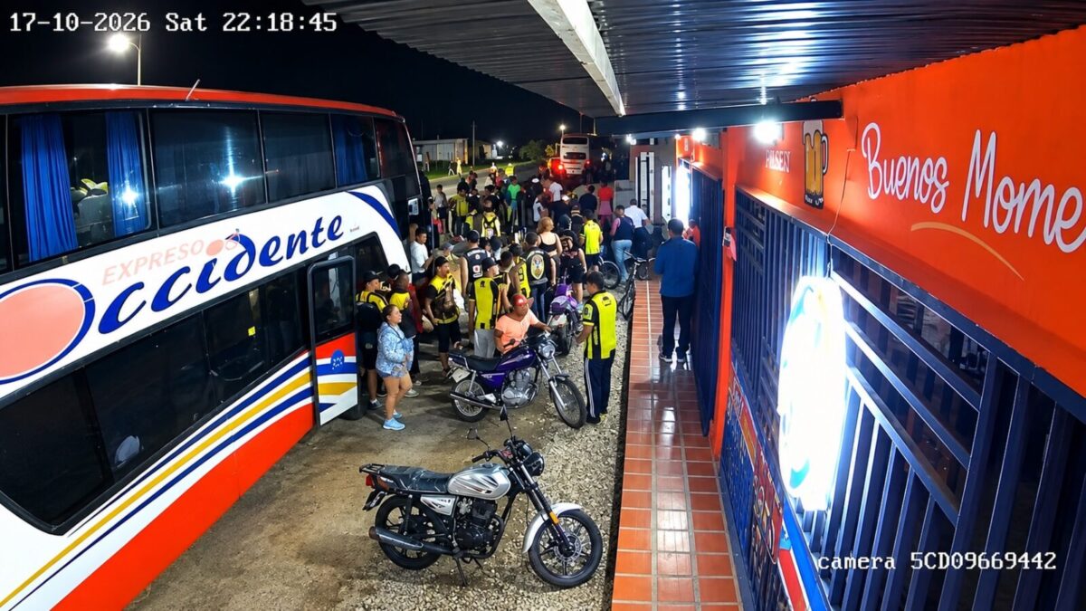 Autobús de Expresos Occidente con fanáticos del Deportivo Táchira en Tinaquillo, Cojedes