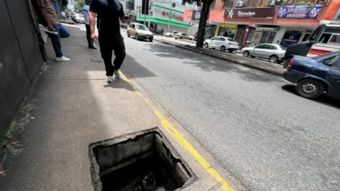 Alcantarillas sin tapas o colapasadas son frecuentes en Caracas