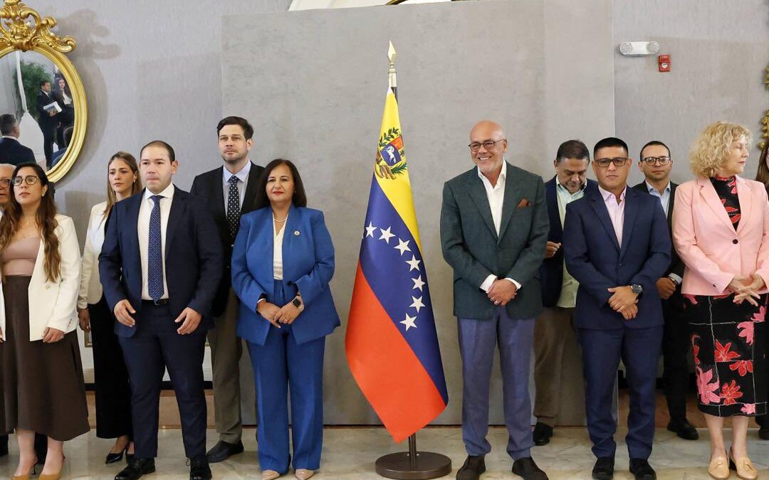 Jorge Rodríguez y Dinorah Figuera leyeron el acuerdo de la mesa de diálogo sobre inhabilitaciones políticas
