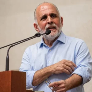 Ismael León, diputado a la Asamblea Nacional, habla en un podio