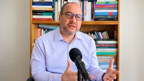 El politólogo John Magdaleno durante una entrevista sobre las elecciones presidenciales en Venezuela