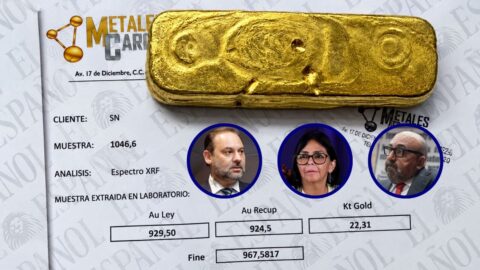 Lingote de oro sobre un certificado de análisis de Metales Caroní, junto a las fotos de José Luis Ábalos, Delcy Rodríguez y Koldo García.