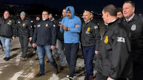Nicolás Maduro, acusado bajo la ley contra la tortura, escoltado por agentes de la DEA a su llegada a Nueva York