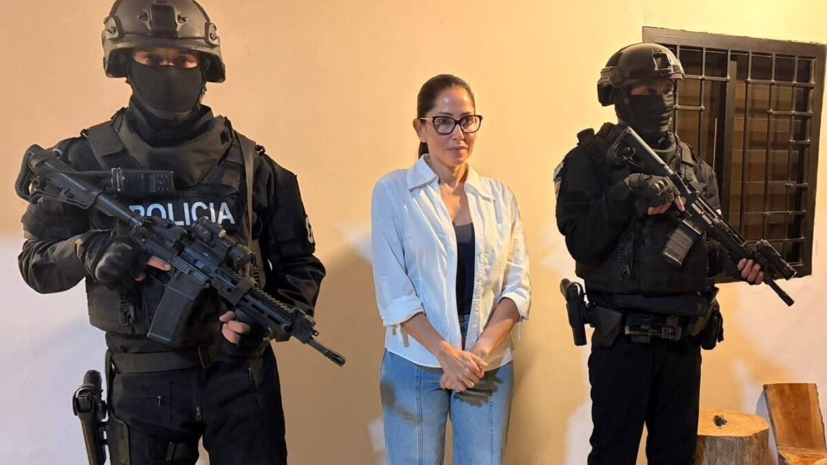 • Luisa González, excandidata presidencial de la Revolución Ciudadana, investigada por la Fiscalía de Ecuador por presunto financiamiento irregular de su campaña de 2023, al momento de su arresto.