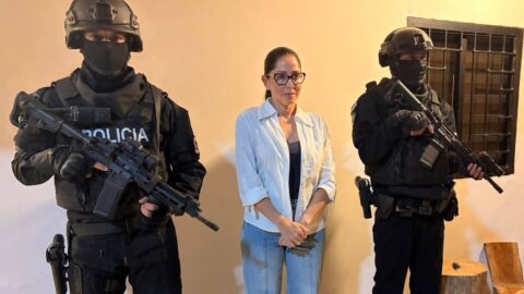 • Luisa González, excandidata presidencial de la Revolución Ciudadana, investigada por la Fiscalía de Ecuador por presunto financiamiento irregular de su campaña de 2023, al momento de su arresto.