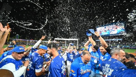 El torneo arrancará el lunes 12 de octubre a las 7:00 pm con el enfrentamiento entre Tiburones de La Guaira y Navegantes del Magallanes, en el estadio José Bernardo Pérez de Valencia