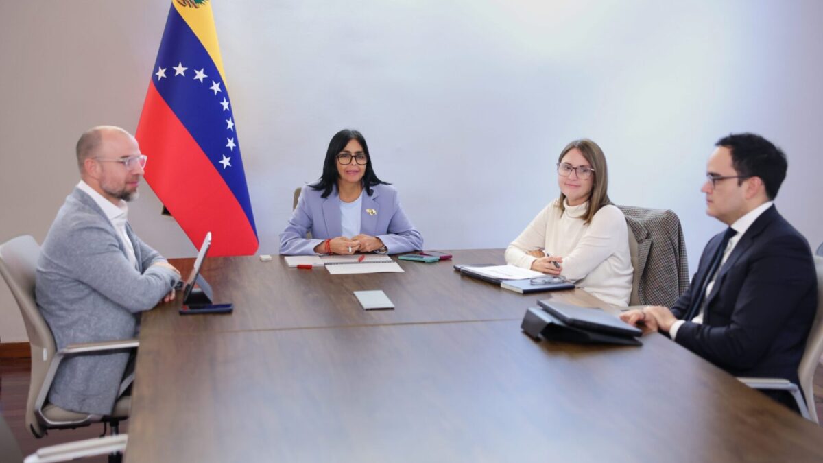 • Delcy Rodríguez anuncia la suspensión de las máquinas fiscales en reunión con el Seniat