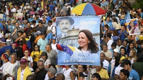 Marcha de la oposición en Plaza Venezuela, Caracas, para exigir elecciones y el regreso de María Corina Machado
