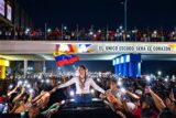 María Corina Machado saluda a simpatizantes desde el techo de un vehículo en su caravana rumbo a Caracas