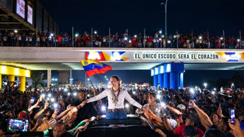 María Corina Machado saluda a simpatizantes desde el techo de un vehículo en su caravana rumbo a Caracas