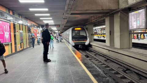 Tren del Metro de Caracas entra a una estación con el andén a la vista