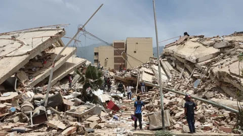 Escombros de torres de vivienda pública en La Guaira, donde se concentran los muertos por los terremotos