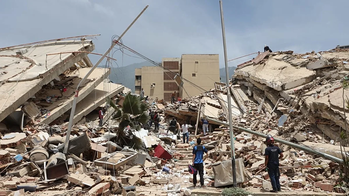 Escombros de torres de vivienda pública en La Guaira, donde se concentran los muertos por los terremotos
