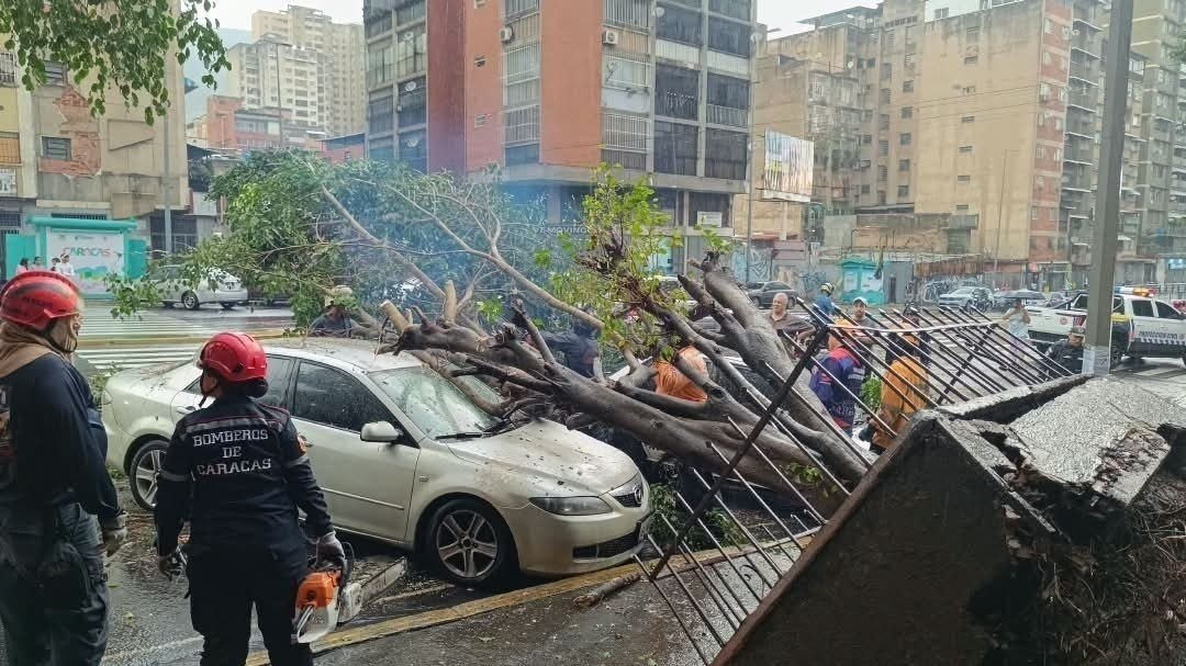 Un aguacero que comenzó pasadas las 4:00 de la tarde de este sábado 10 de octubre anegó avenidas de Caracas, derribó árboles sobre carros