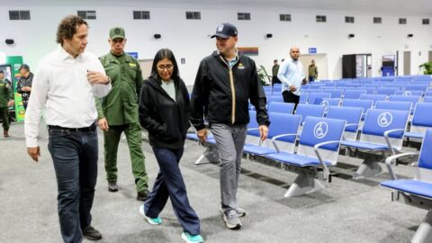 Delcy Rodríguez camina con tres hombres por la sala de espera del terminal temporal del aeropuerto de Maiquetía, La Guaira