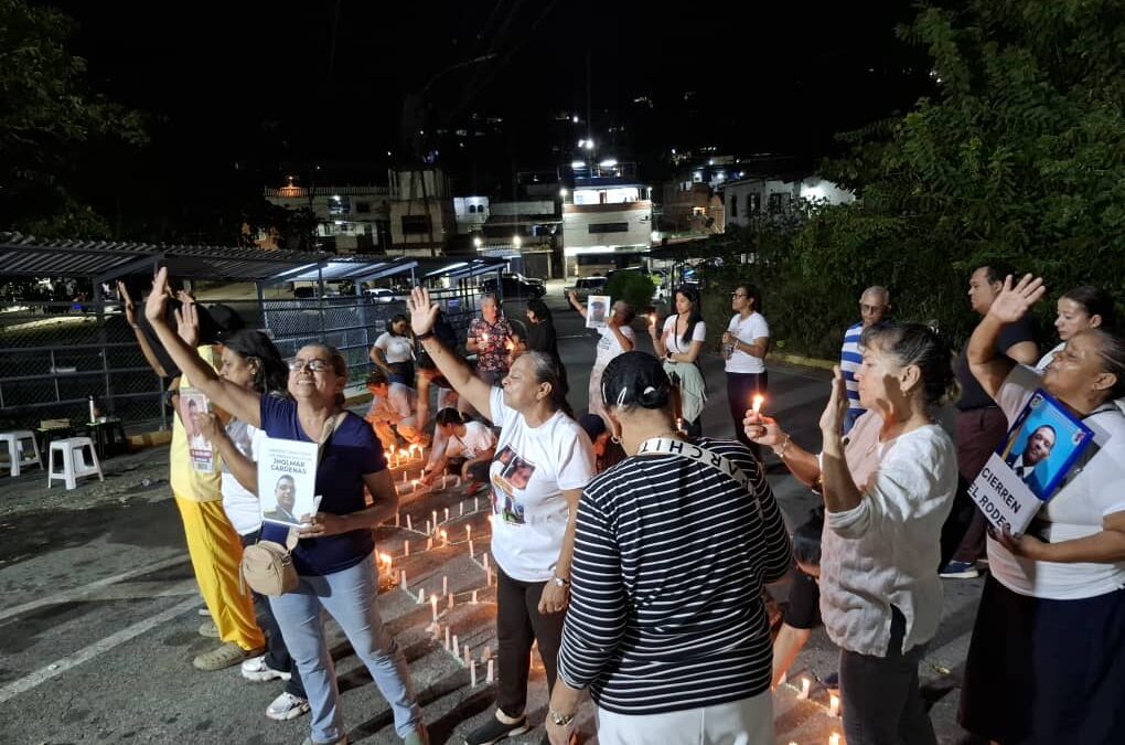 • Familiares de presos políticos de El Rodeo I acampan frente a la cárcel en Guatire, Miranda