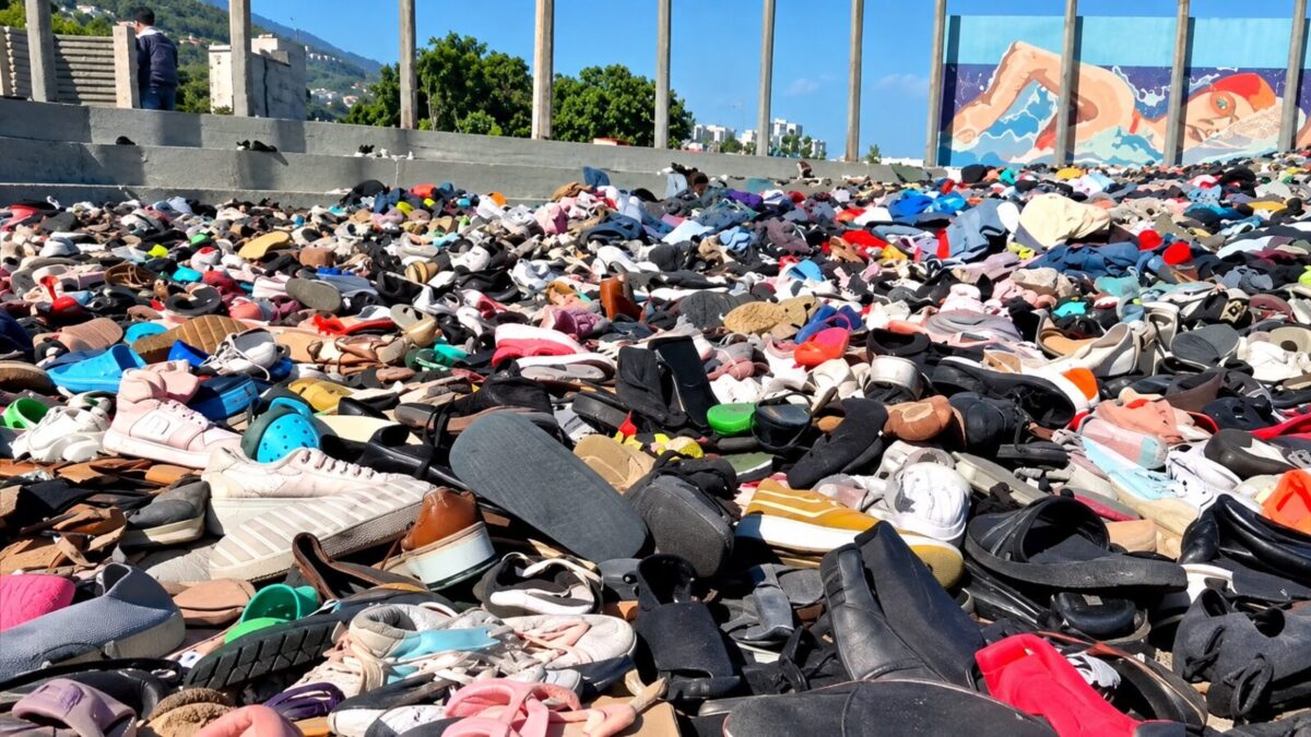Prendas y calzado donados a los damnificados del terremoto, apilados al aire libre en Camurí Chico. Foto: Jesús Castillo