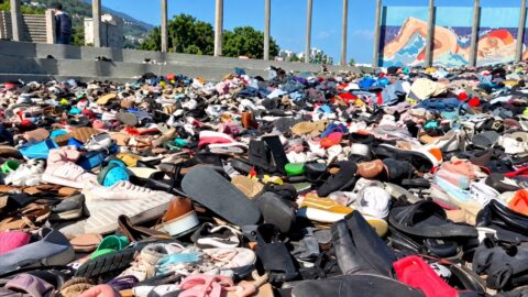 Prendas y calzado donados a los damnificados del terremoto, apilados al aire libre en Camurí Chico. Foto: Jesús Castillo