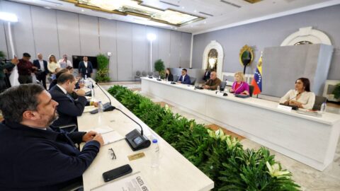 Delegaciones del Gobierno y de la AN 2015 en la mesa de diálogo en Venezuela