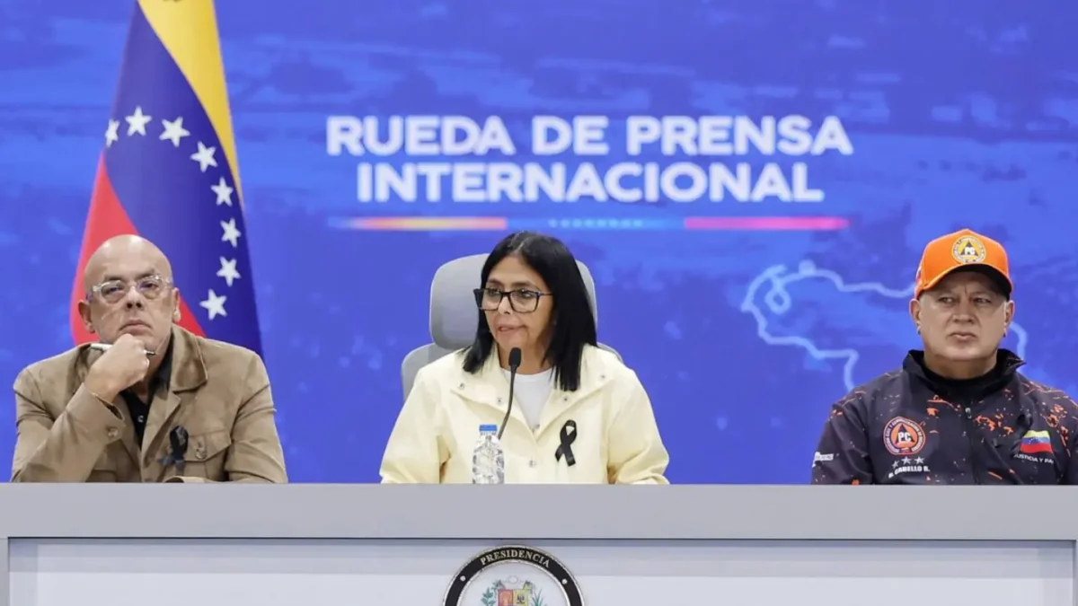 Jorge Rodríguez, Delcy Rodríguez y Diosdado Cabello en una rueda de prensa internacional en Caracas